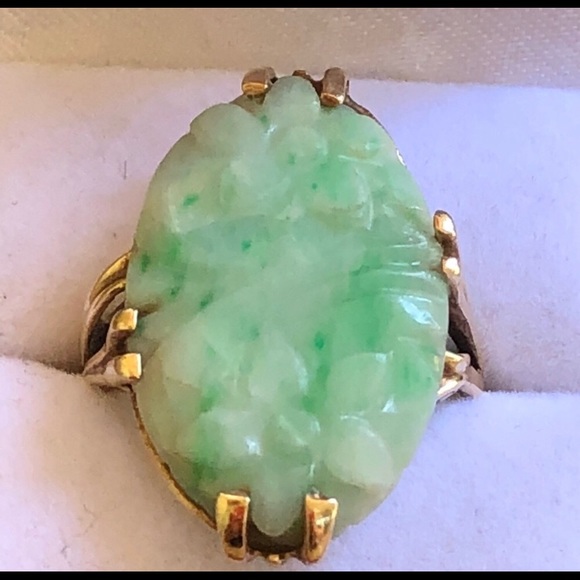 Vintage 14k Solid Gold Carved Jade Ring